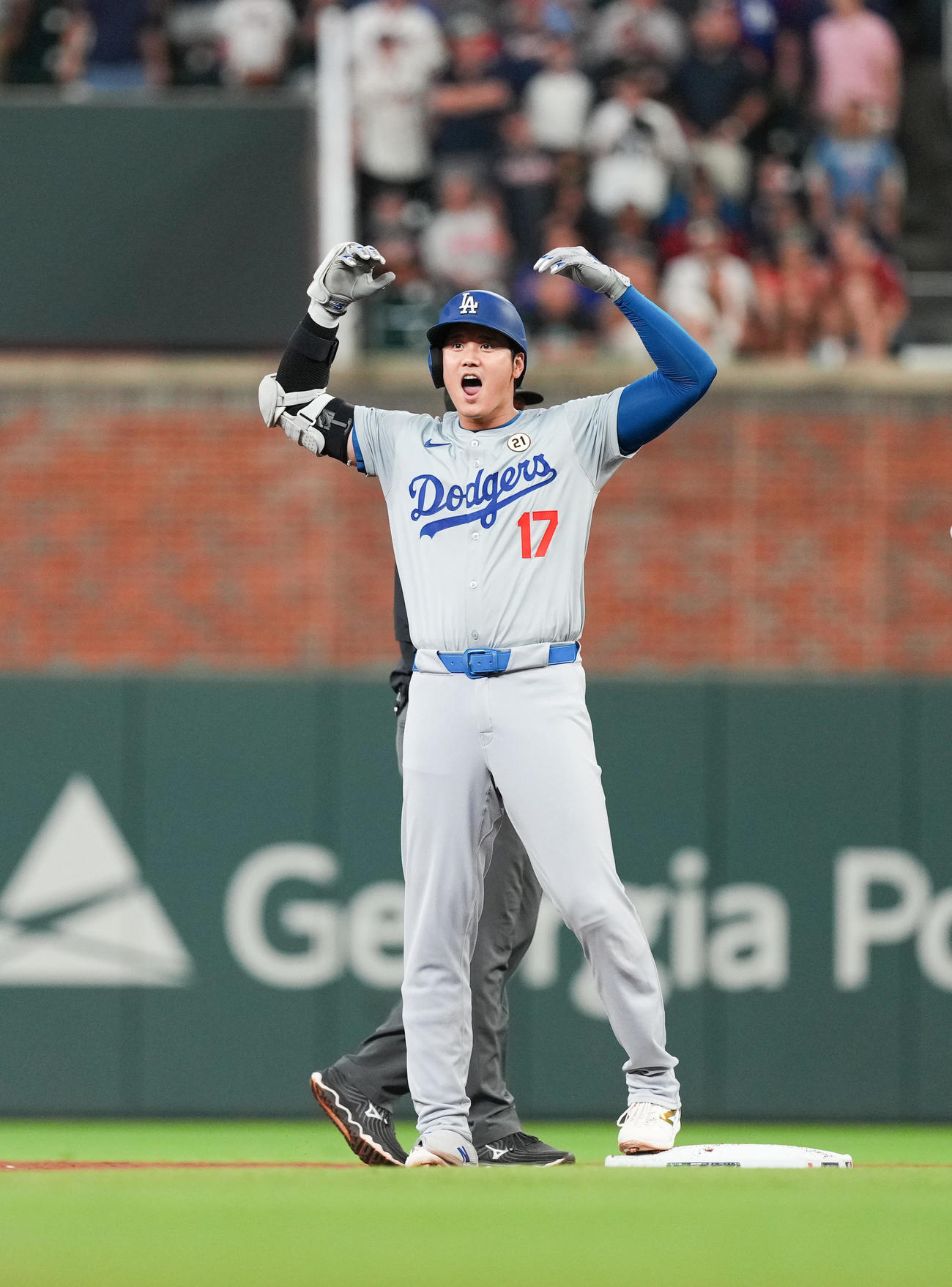 ブレーブス対ドジャース　7回表ドジャース2死一、二塁、右適時二塁打を放ち、塁上で叫ぶ大谷（撮影・菅敏）