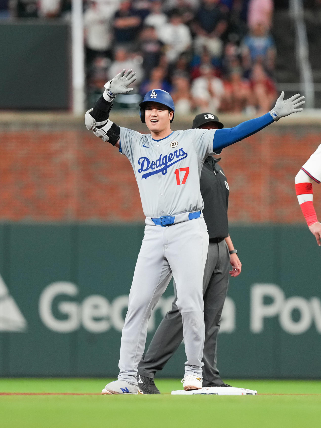 ブレーブス対ドジャース　7回表ドジャース2死一、二塁、右適時二塁打を放ち、塁上でポーズとる大谷（撮影・菅敏）