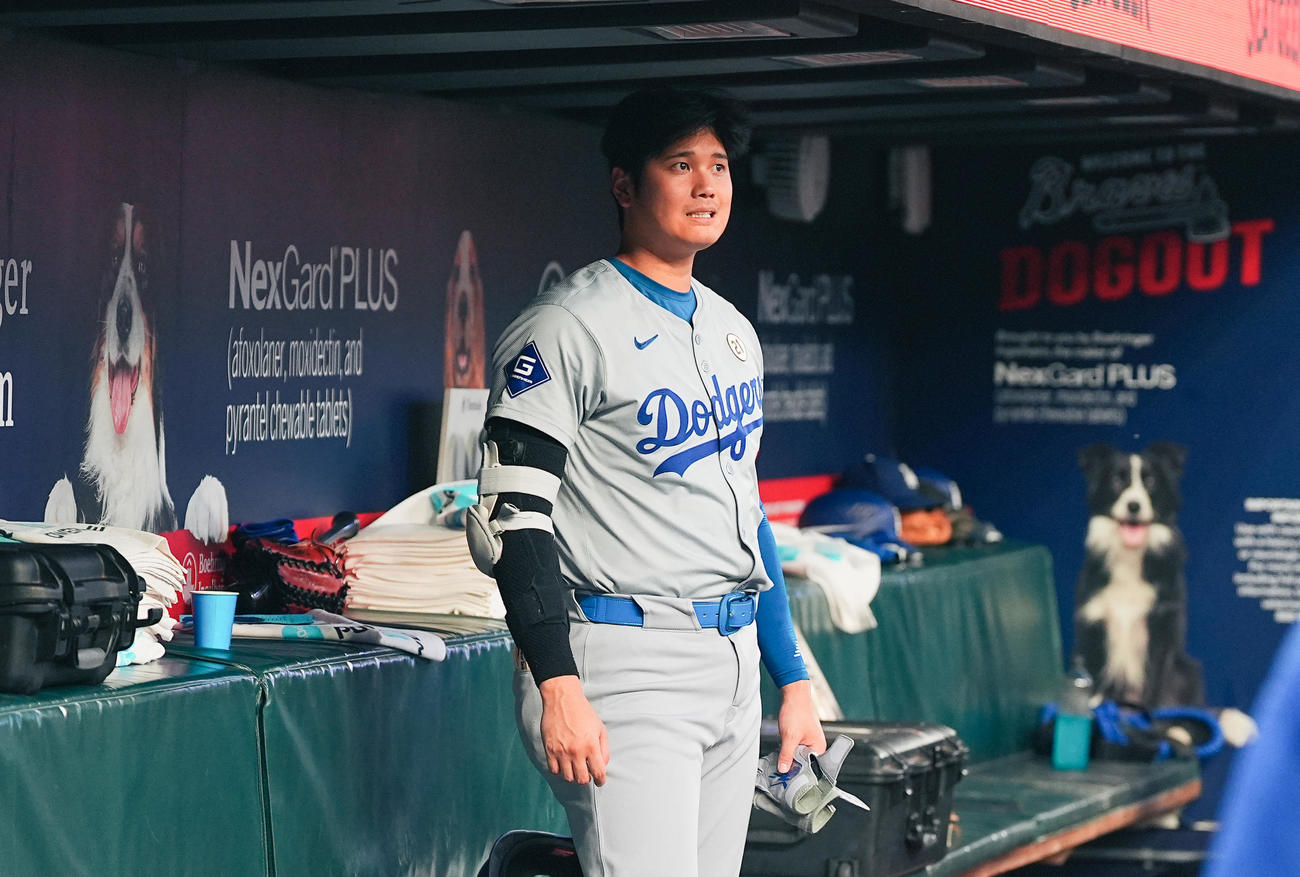 ブレーブス対ドジャース　試合中、ベンチで厳しい表情を見せるドジャース大谷（撮影・菅敏）