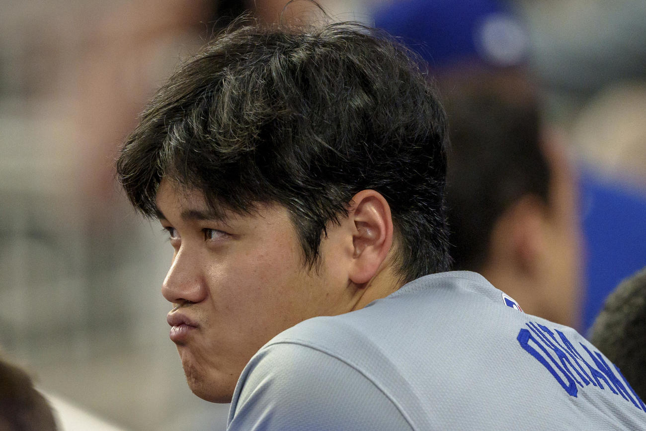 ダグアウトでチームメートと雑談するドジャース大谷翔平（AP）
