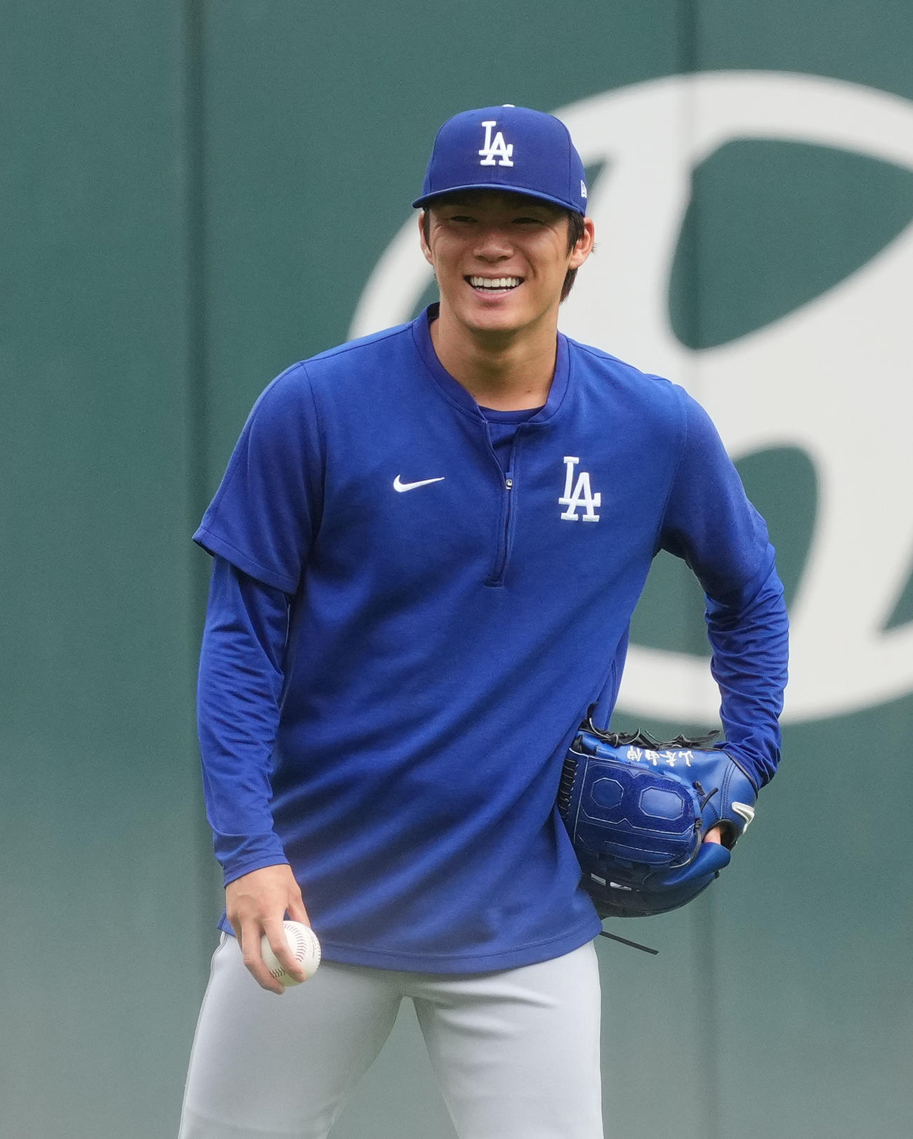 ブレーブス対ドジャース　試合前、笑顔で練習をするドジャース山本（撮影・菅敏）