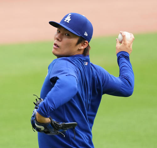ブレーブス対ドジャース 試合前、キャッチボールをするドジャース山本(撮影・菅敏)