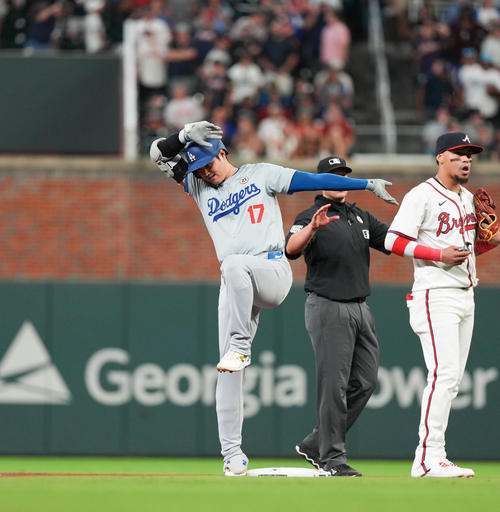 ブレーブス対ドジャース 7回表ドジャース2死一、二塁、右適時二塁打を放ち、塁上でポーズとる大谷(撮影・菅敏)