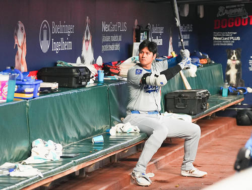 ブレーブス対ドジャース 試合中、ベンチで構えるドジャース大谷(撮影・菅敏)