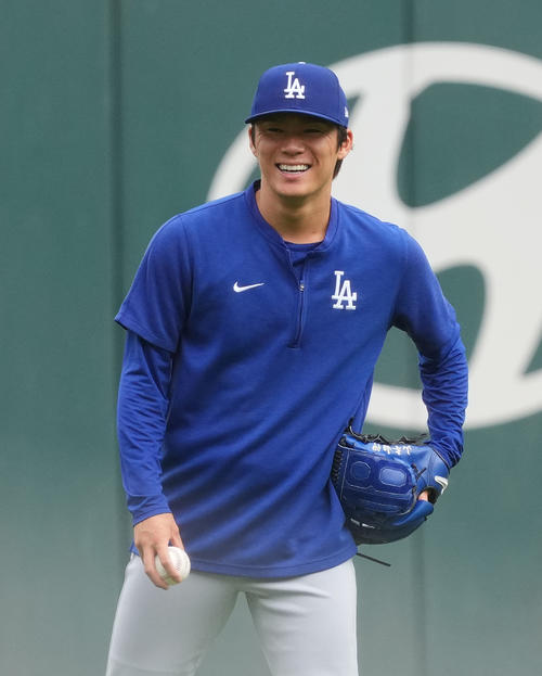 ブレーブス対ドジャース 試合前、笑顔で練習をするドジャース山本(撮影・菅敏)