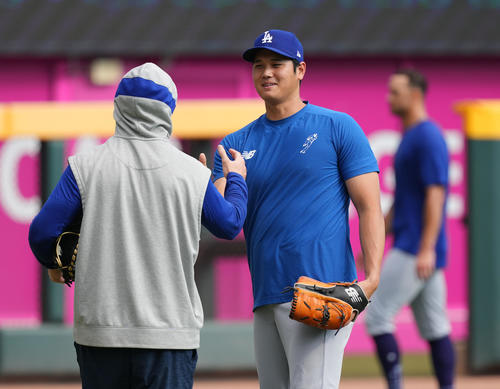 ブレーブス対ドジャース　試合前、キャッチボールを終え、笑顔を見せるドジャース大谷（右）（撮影・菅敏）