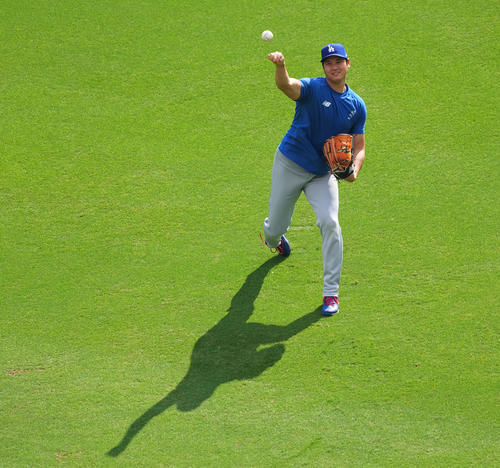 ブレーブス対ドジャース　試合前、キャッチボールをするドジャース大谷（撮影・菅敏）