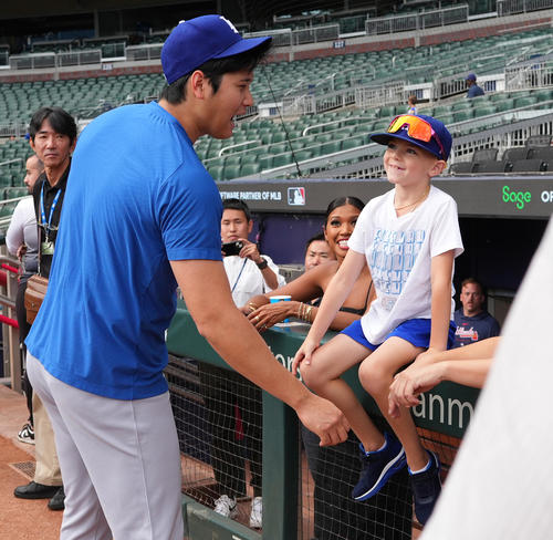 ブレーブス対ドジャース　試合前、フリーマンの息子チャーリー君（右）と話す大谷（撮影・菅敏）