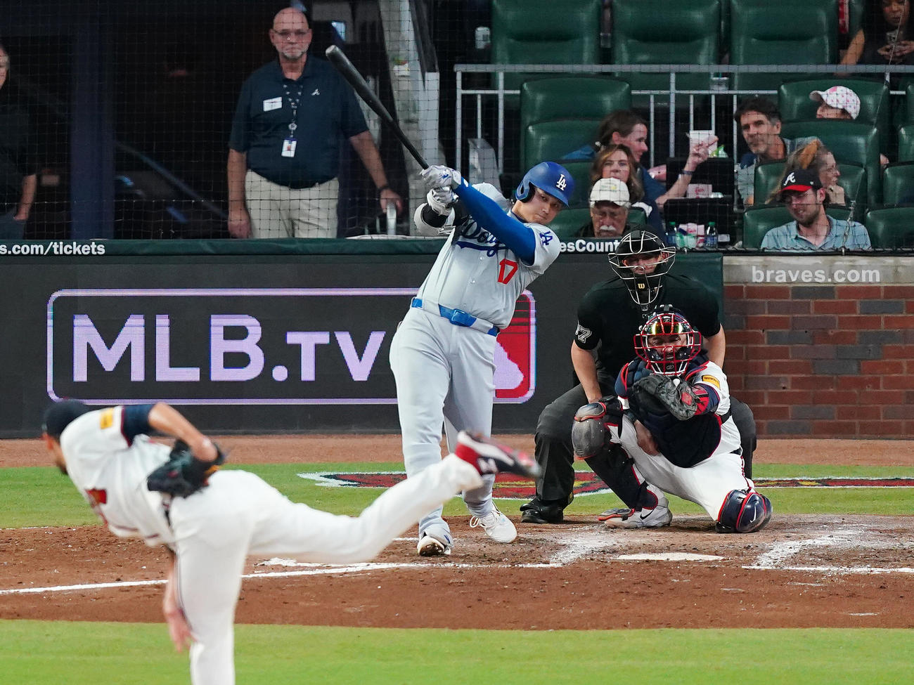 ブレーブス対ドジャース　5回表ドジャース2死一、三塁、右適時二塁打を放つ大谷（撮影・菅敏）