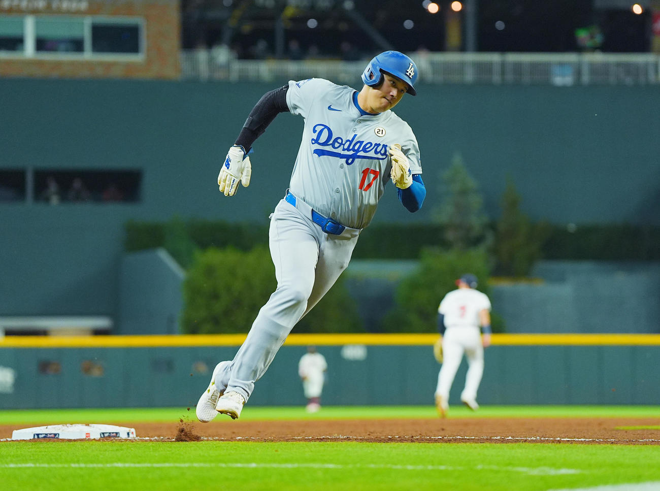ブレーブス対ドジャース　9回表ドジャース2死一、二塁、フリーマンの適時打で二塁から疾走し、本塁に向かう大谷（撮影・菅敏）