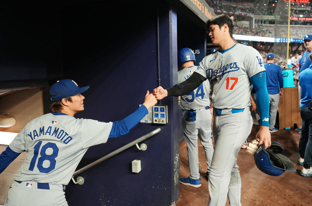 ブレーブス対ドジャース　4回を無失点に抑えた山本は、5回の打席を終えた大谷（右）にタッチで祝福される（撮影・菅敏）