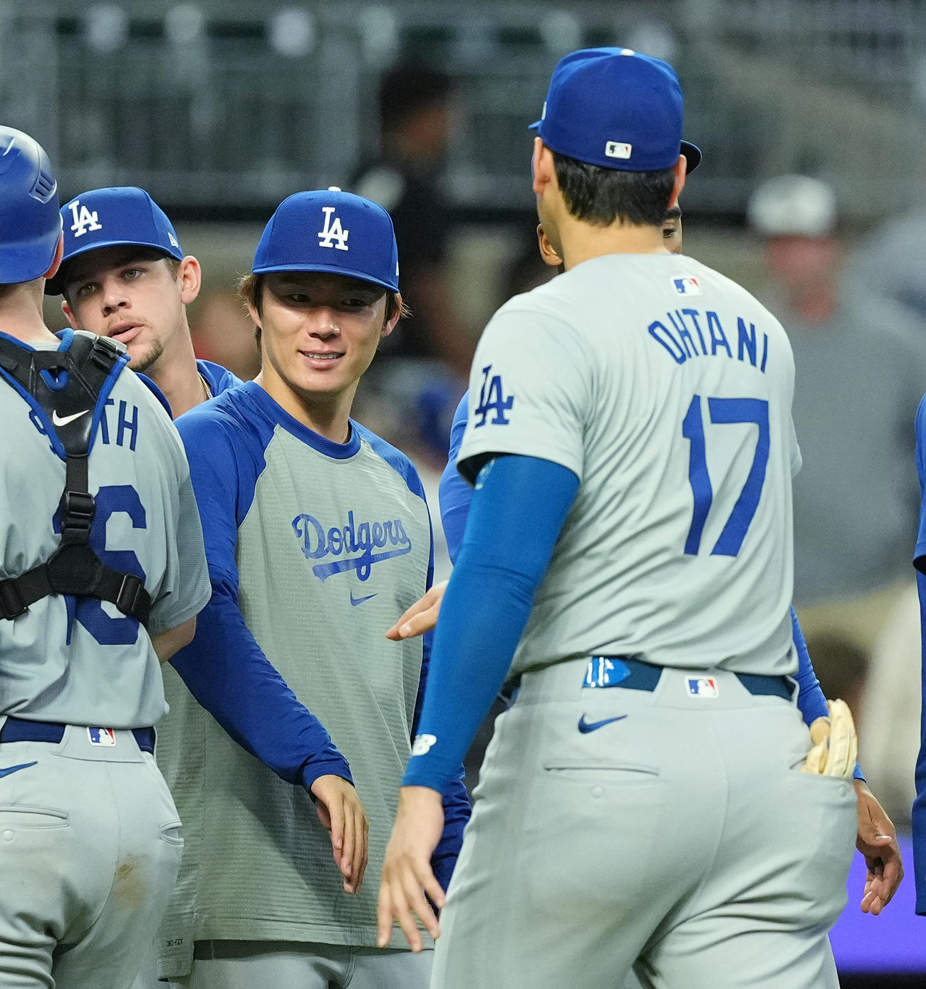 ブレーブス対ドジャース　ブレーブスに勝利し、大谷（右）とタッチをする山本（撮影・菅敏）