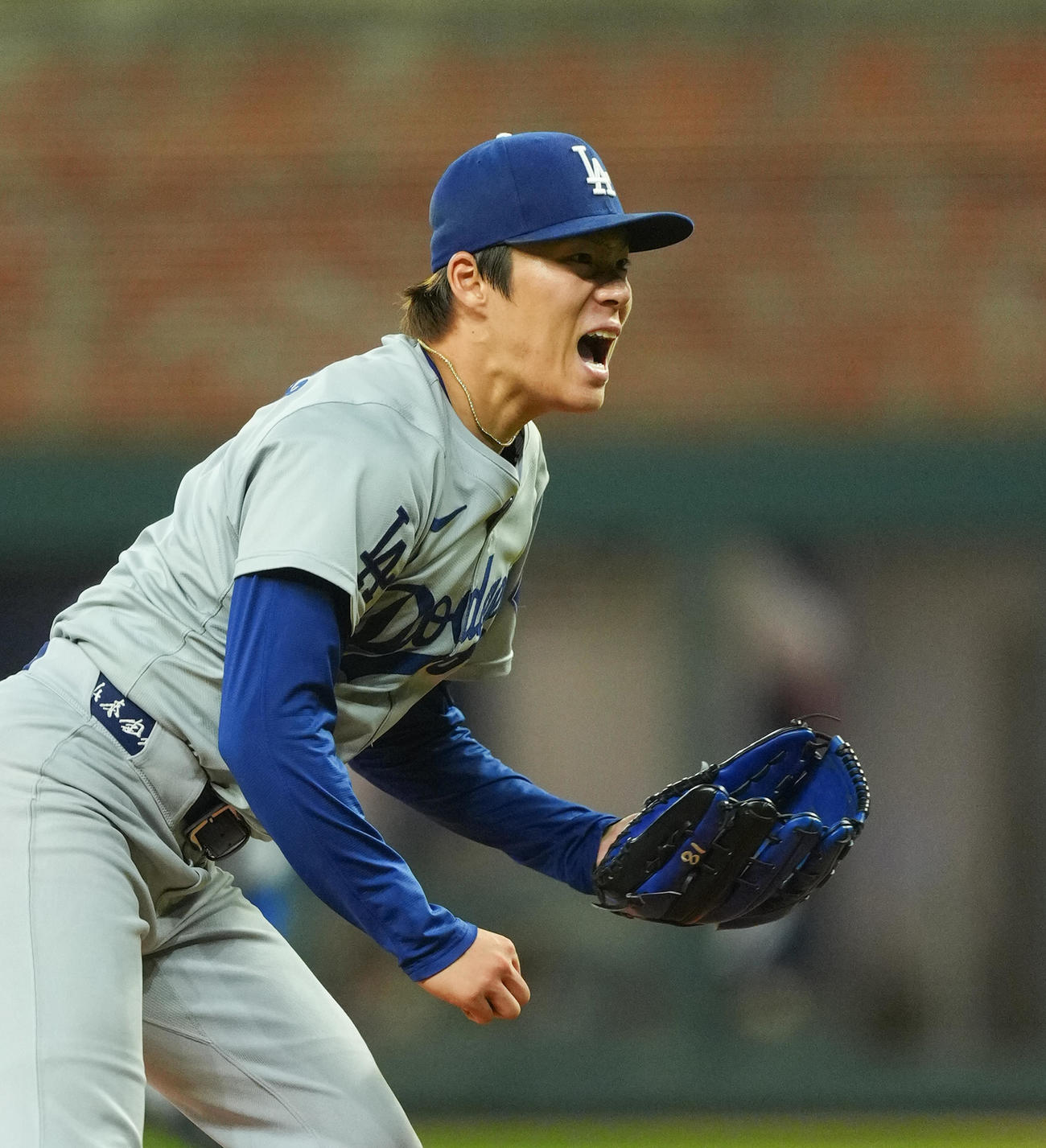ブレーブス対ドジャース　4回、投球の合間に叫ぶ山本（撮影・菅敏）