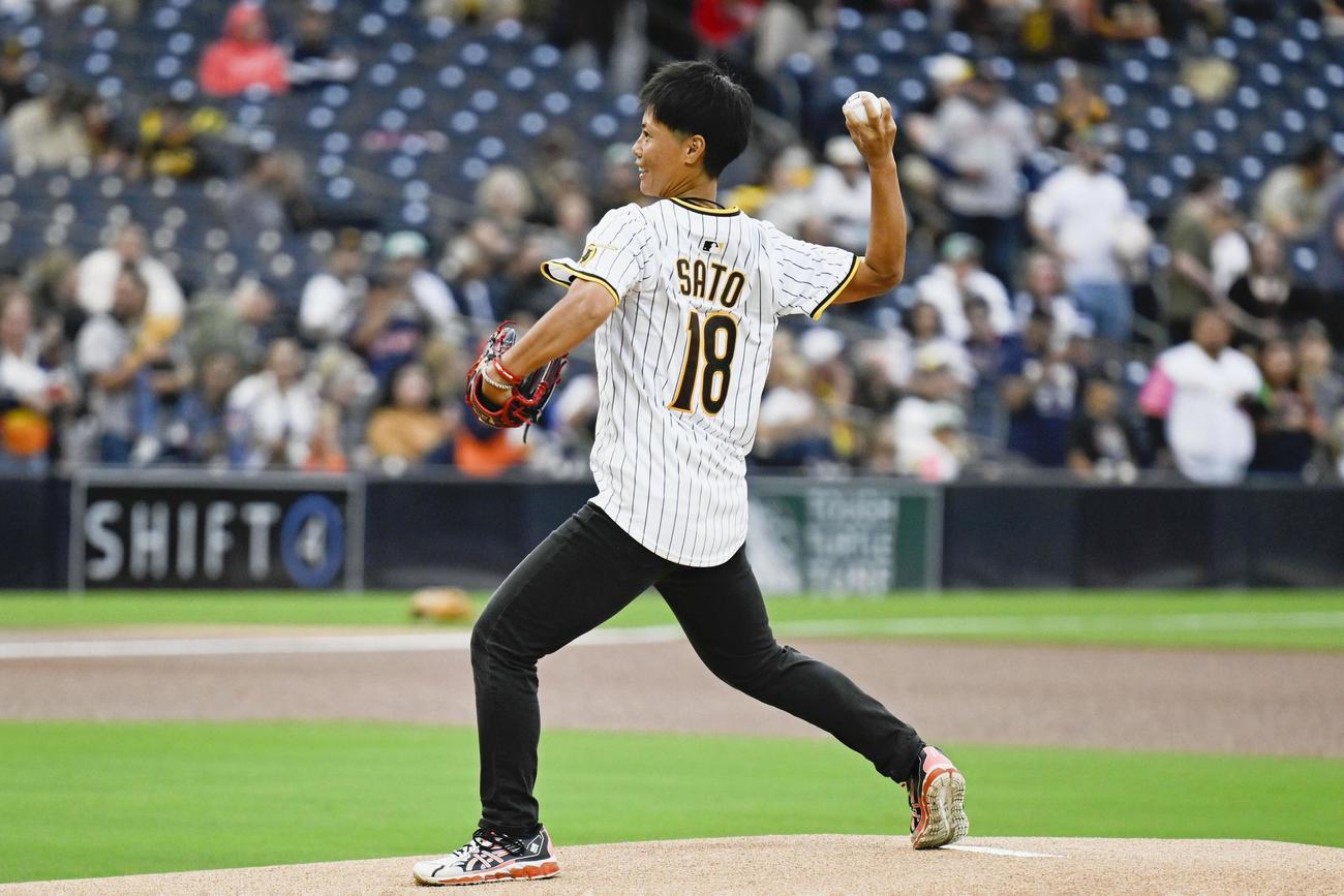 パドレス－アストロズ戦で始球式を務める女子野球選手の里（ゲッティ＝共同）