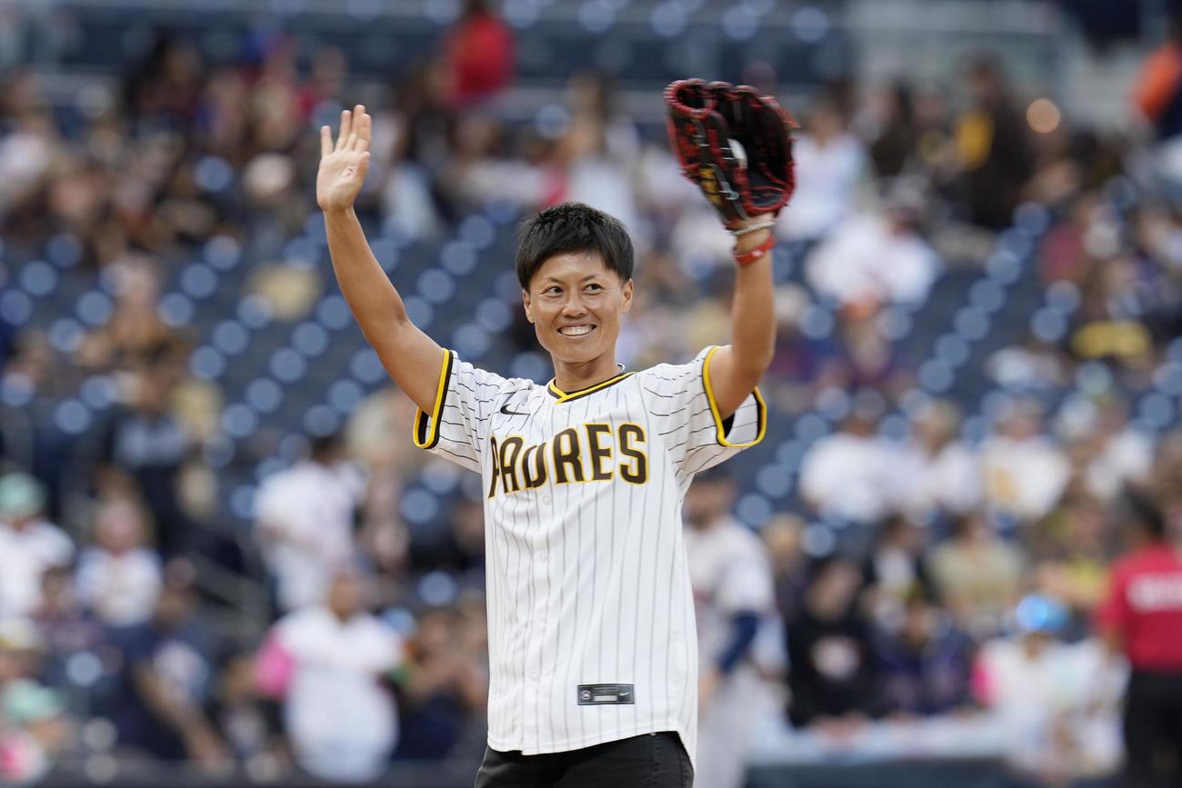 パドレス－アストロズ戦の始球式で手を振る女子野球選手の里（AP＝共同）