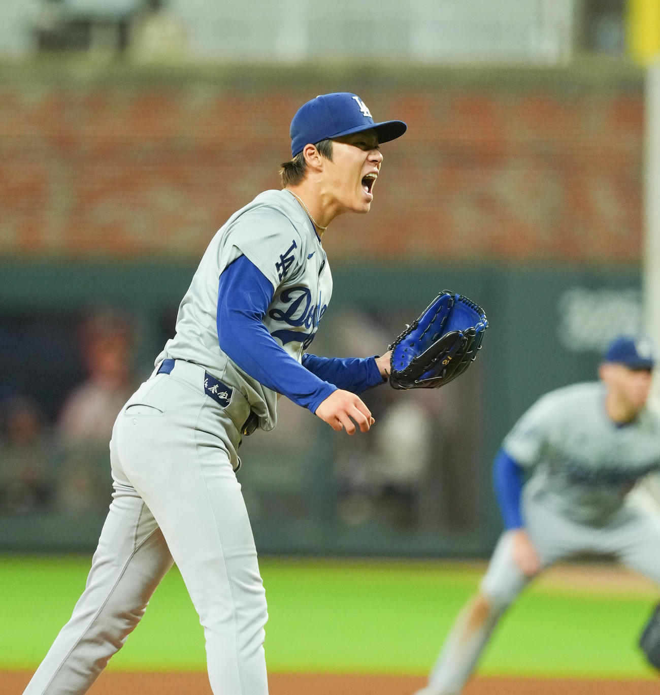 ブレーブス対ドジャース　4回、投球の合間に叫ぶ山本（撮影・菅敏）