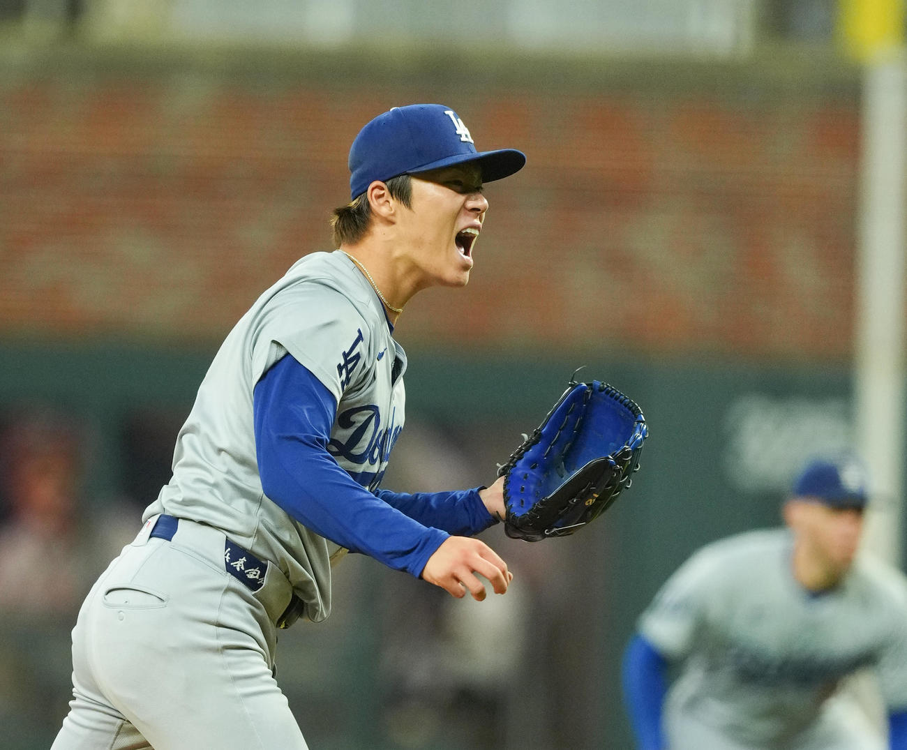 ブレーブス対ドジャース　4回、投球の合間に叫ぶ山本（撮影・菅敏）