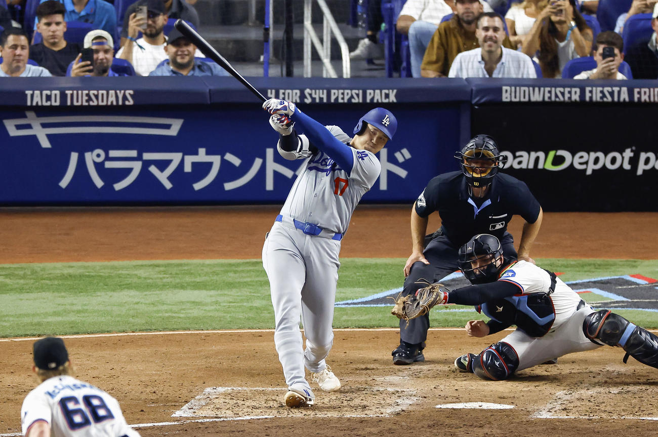 マーリンズ戦の3回、48号2ランを放つドジャース大谷（共同）