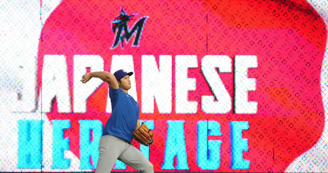 マーリンズ対ドジャース　試合前、キャッチボールで調整するドジャース大谷（撮影・菅敏）