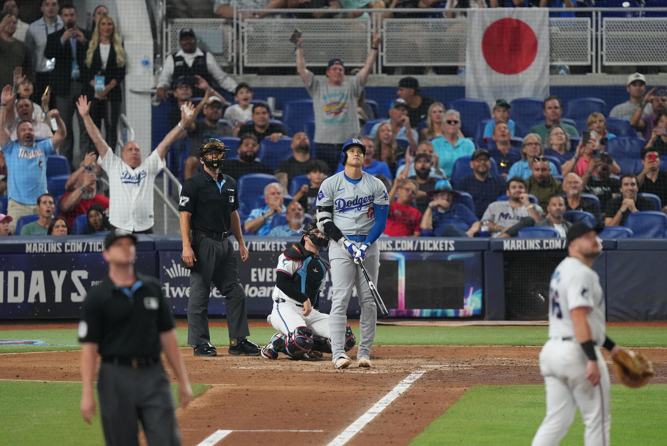 マーリンズ対ドジャース　3回表ドジャース1死一塁、右越えに48号2点本塁打を放つ大谷（撮影・菅敏）
