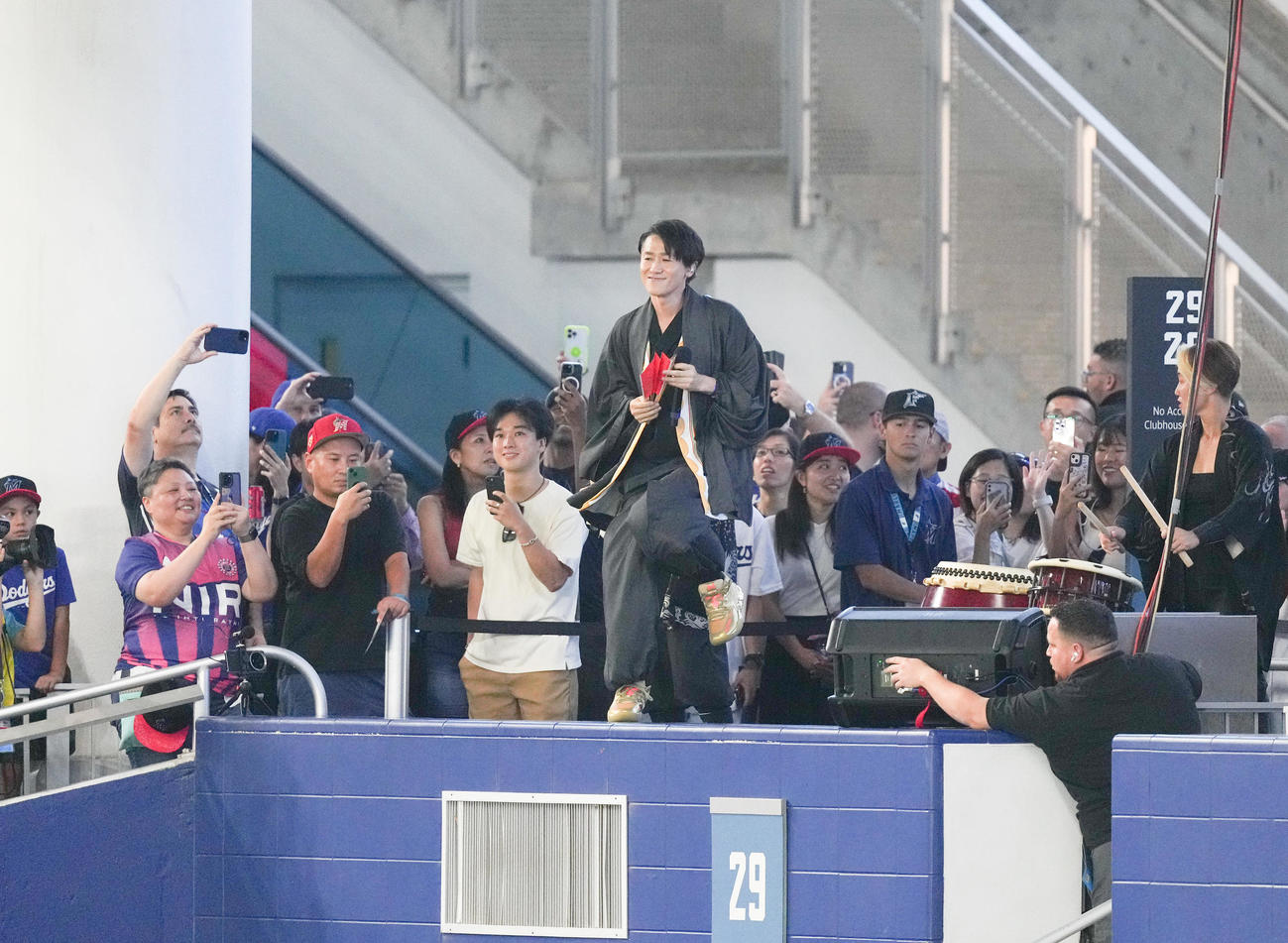 マーリンズ対ドジャース　試合前、歌とダンスでスタンドを盛り上げるナオト・インティライミ（撮影・菅敏）