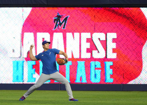 マーリンズ対ドジャース　試合前、キャッチボールで調整するドジャース大谷（撮影・菅敏）