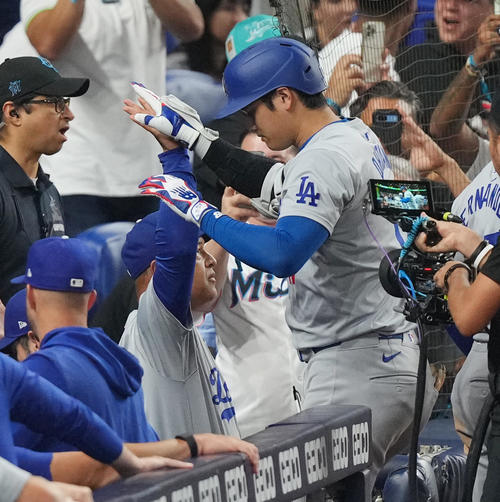 マーリンズ対ドジャース　3回表ドジャース1死一塁、右越えに48号2点本塁打を放ち、ロバーツ監督（左）にタッチで迎えられる大谷（撮影・菅敏）