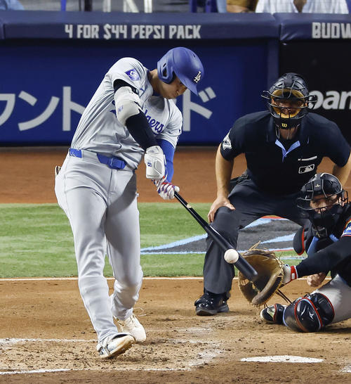 米大リーグ、マーリンズ戦の3回、48号2ランを放つドジャース大谷翔平（共同）