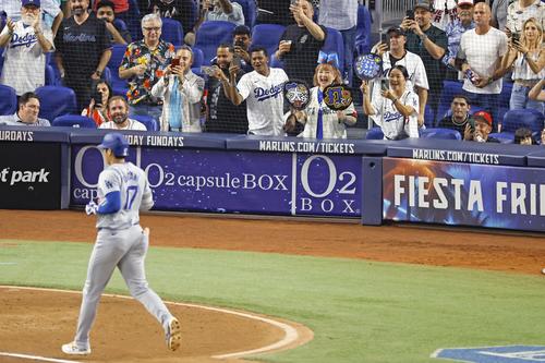 マーリンズ戦の3回、48号2ランを放ったドジャース大谷（手前）に声援を送るファンら（共同）