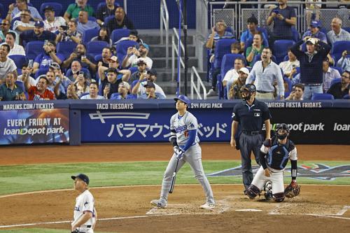 マーリンズ戦の3回、48号2ランを放ち、打球の行方を追うドジャース大谷（共同）
