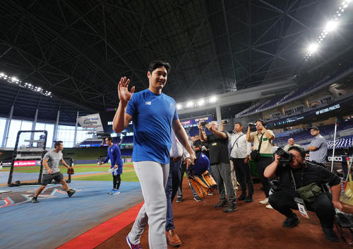 マーリンズ対ドジャース　試合前、キャッチボールを終え、ロッカールームに戻るドジャース大谷（撮影・菅敏）