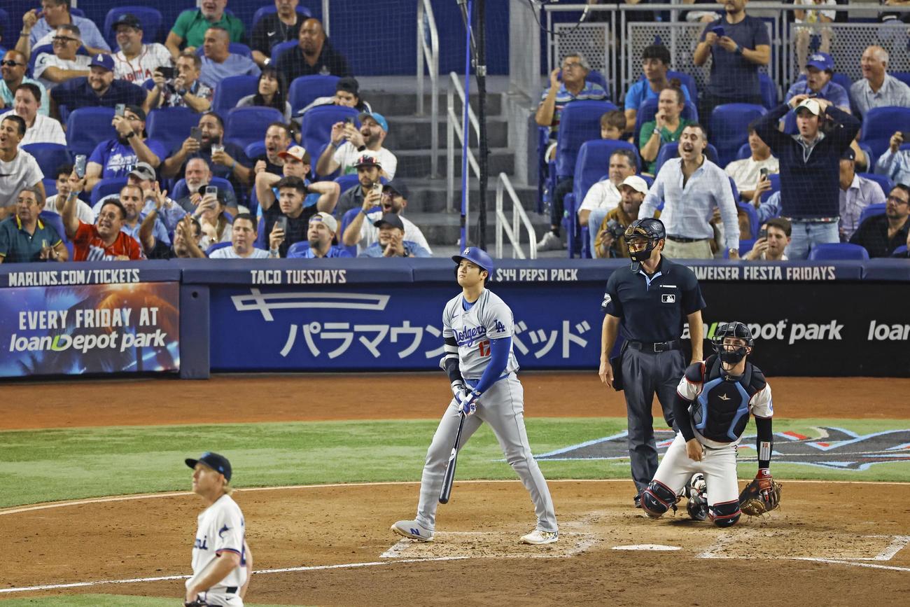 マーリンズ戦の3回、48号2ランを放ち、打球の行方を追うドジャース大谷（共同）