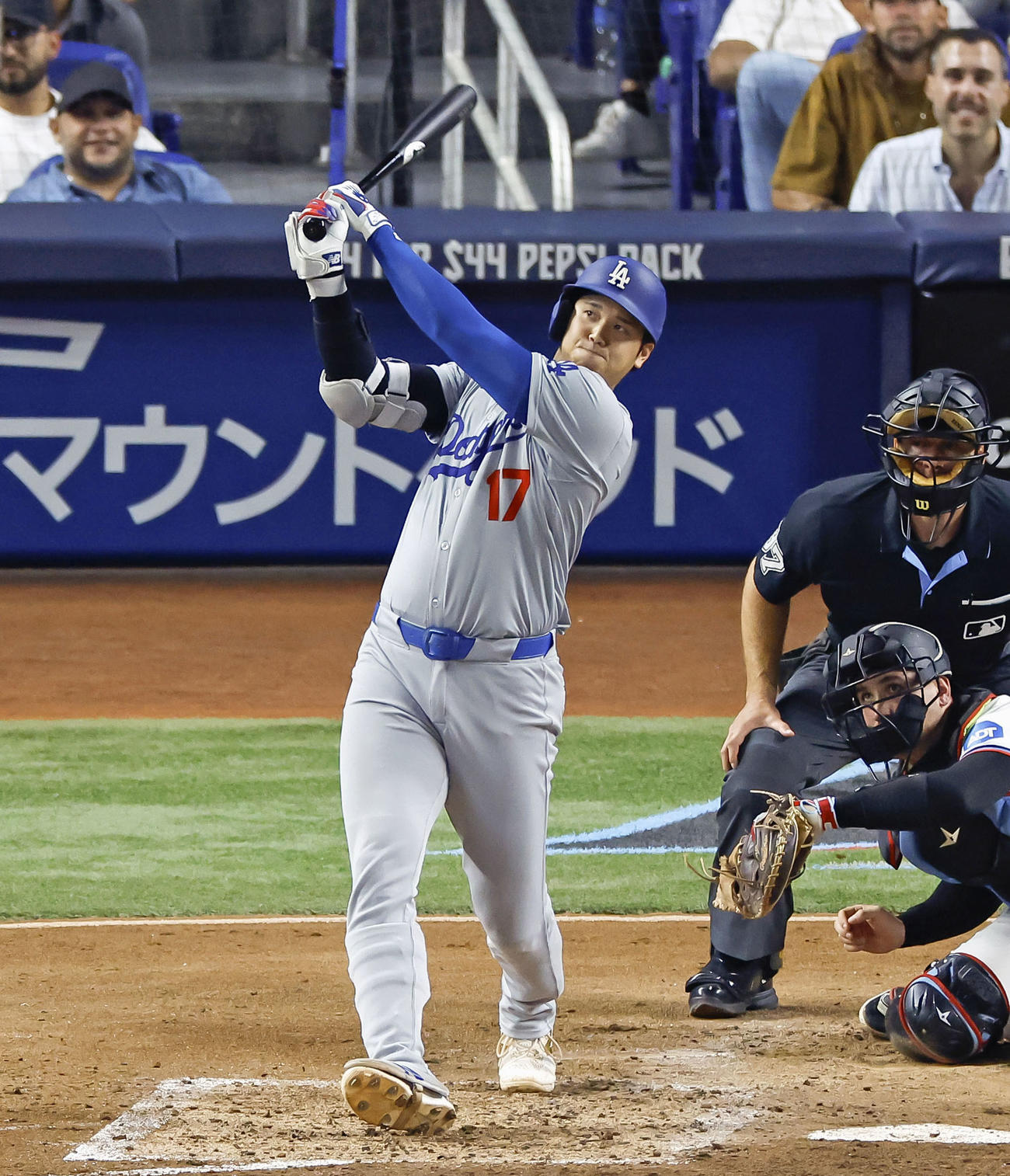 マーリンズ戦の3回、48号2ランを放つドジャース大谷（共同）