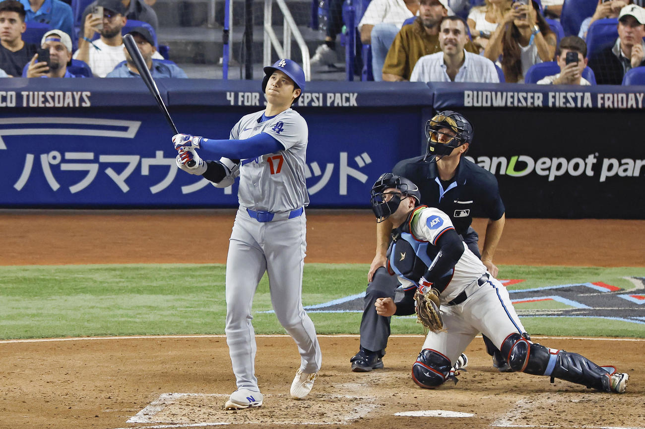 マーリンズ戦の3回、48号2ランを放つドジャース大谷（共同）