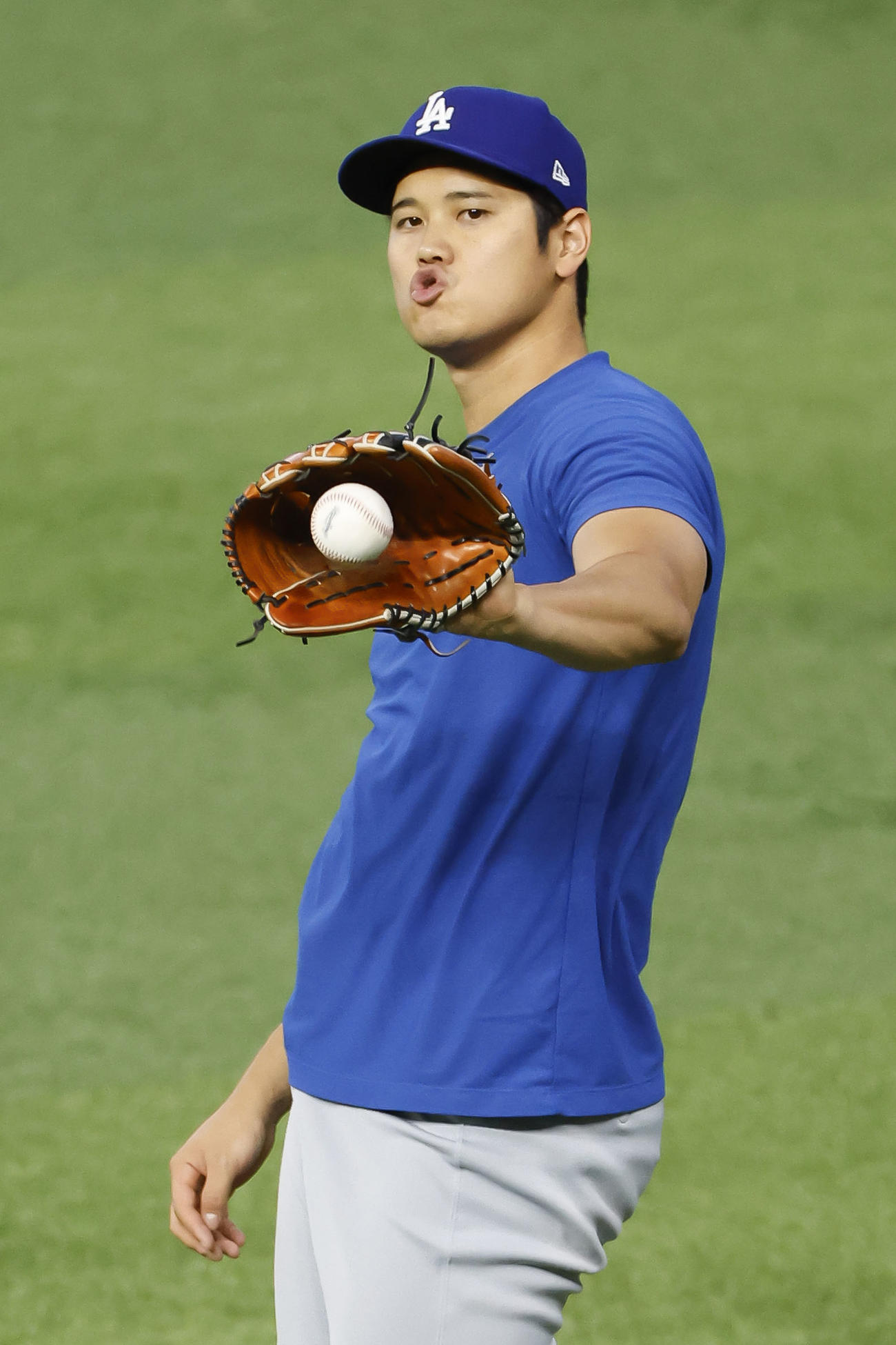 試合前、キャッチボールするドジャース大谷（共同）