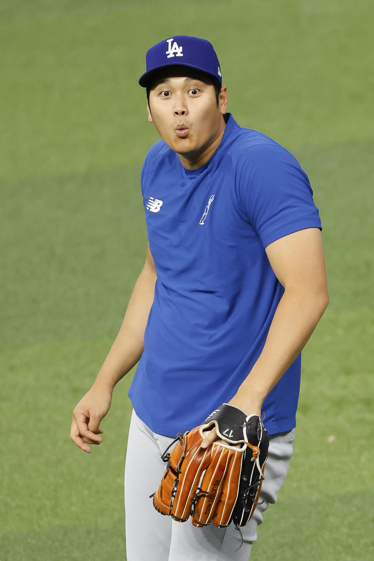 試合前、キャッチボールするドジャース大谷（共同）