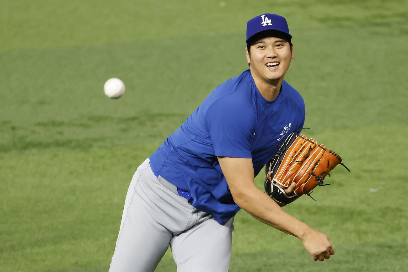試合前、キャッチボールするドジャース大谷（共同）