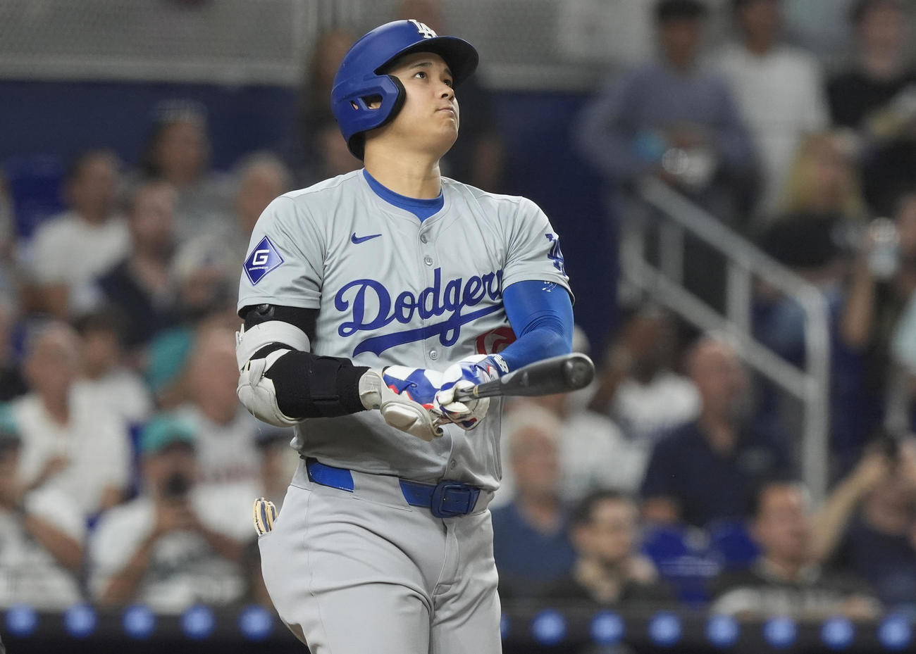 マーリンズ戦の3回、48号2ランを放ち、打球の行方を追うドジャース大谷（AP）