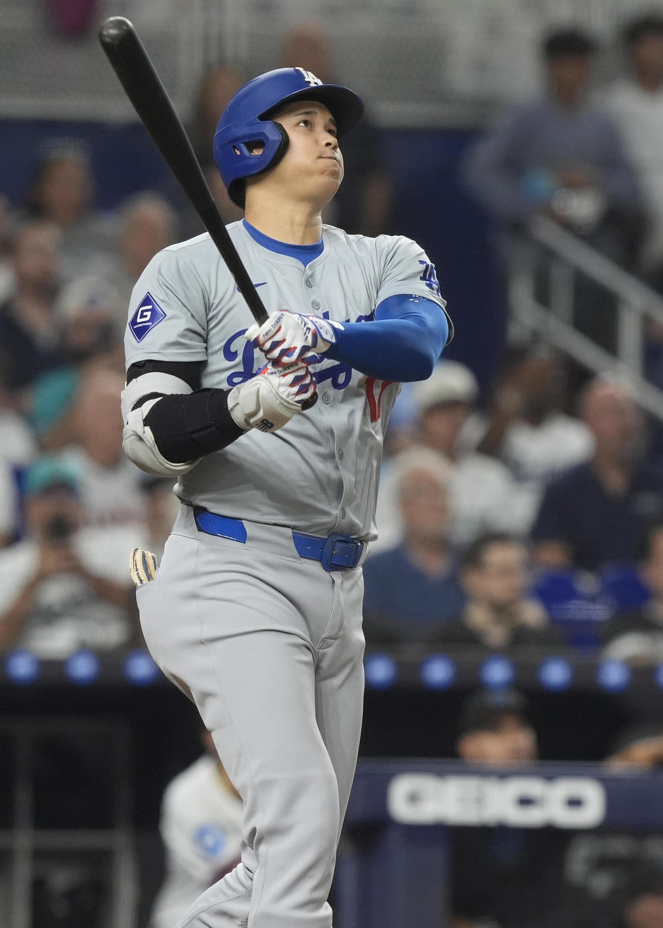 マーリンズ戦の3回、48号2ランを放ち、打球の行方を追うドジャース大谷（AP）