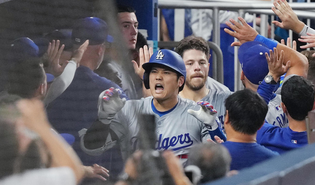 マーリンズ対ドジャース　3回表ドジャース1死一塁、右越えに48号2点本塁打を放ち、ナインに迎えられる大谷（撮影・菅敏）