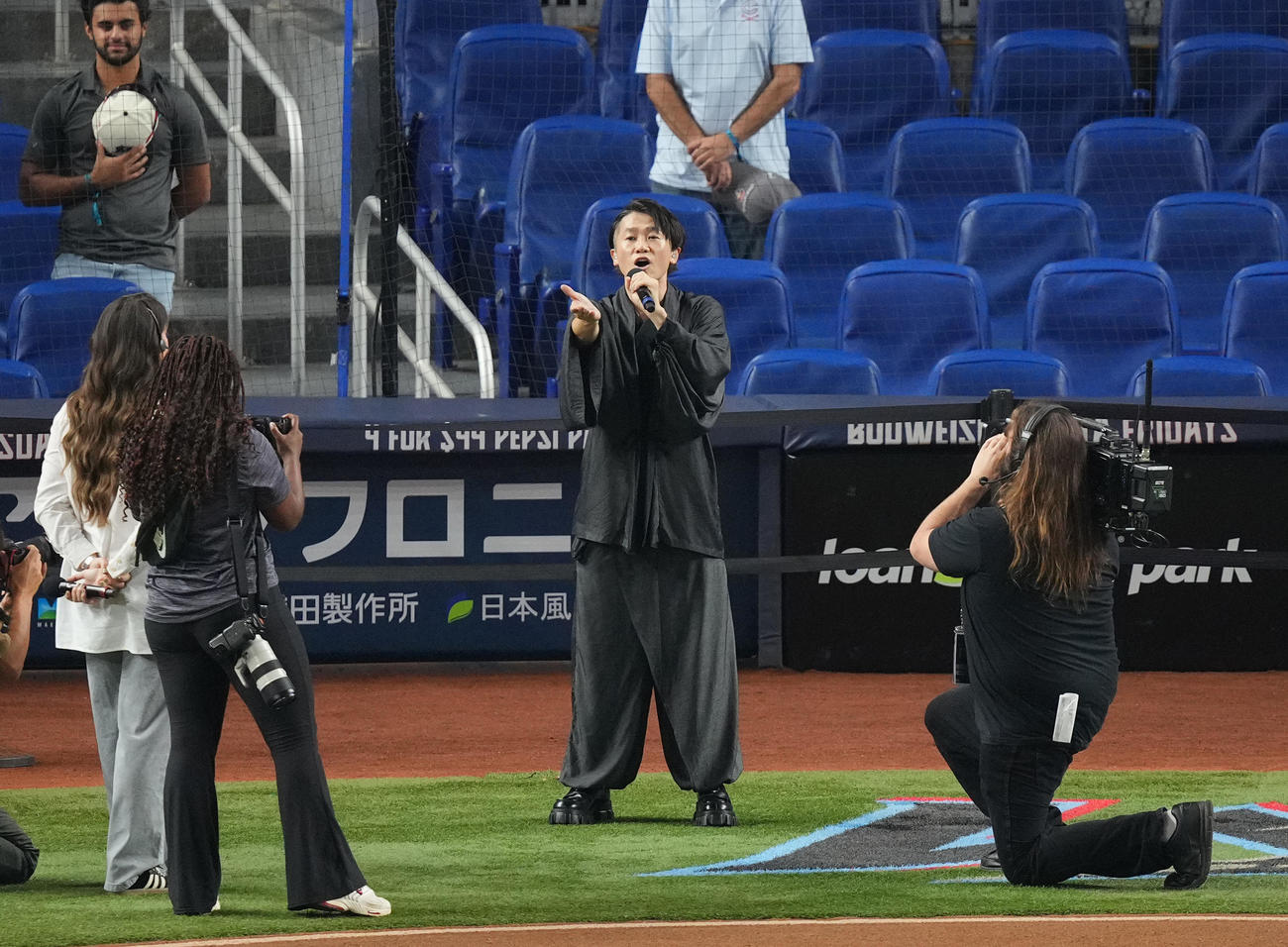 マーリンズ対ドジャース戦で君が代を斉唱するナオト・インティライミ（撮影・菅敏）