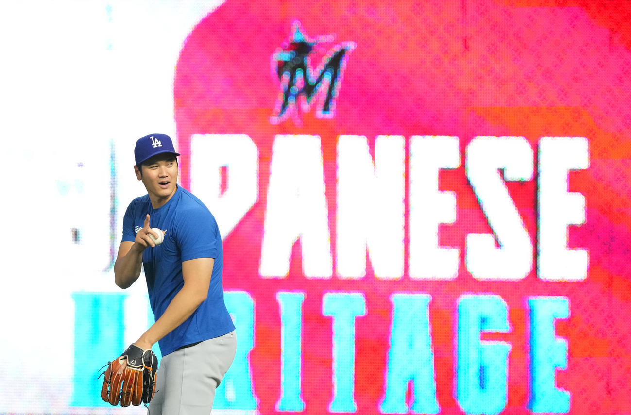マーリンズ対ドジャース　試合前、キャッチボールで調整するドジャース大谷（撮影・菅敏）