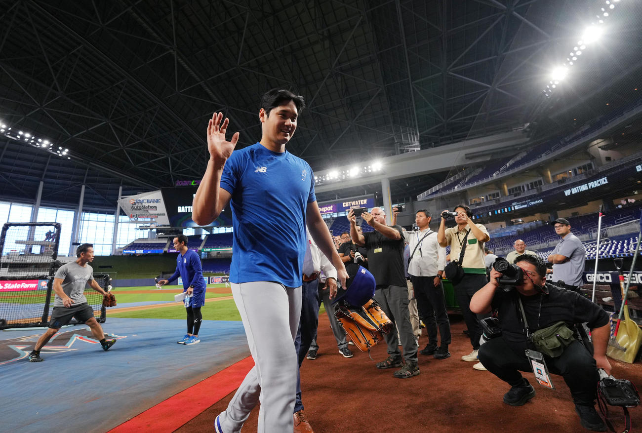 マーリンズ対ドジャース　試合前、キャッチボールを終え、ロッカールームに戻るドジャース大谷（撮影・菅敏）
