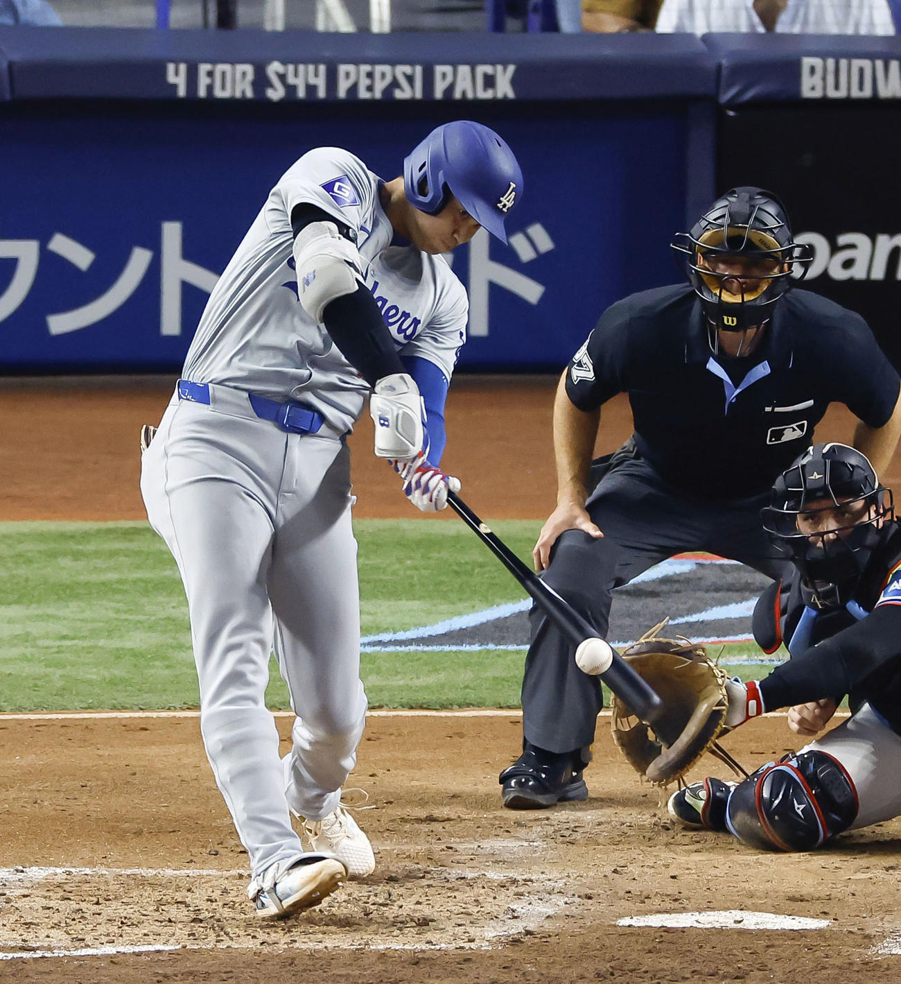 米大リーグ、マーリンズ戦の3回、48号2ランを放つドジャース大谷翔平（共同）