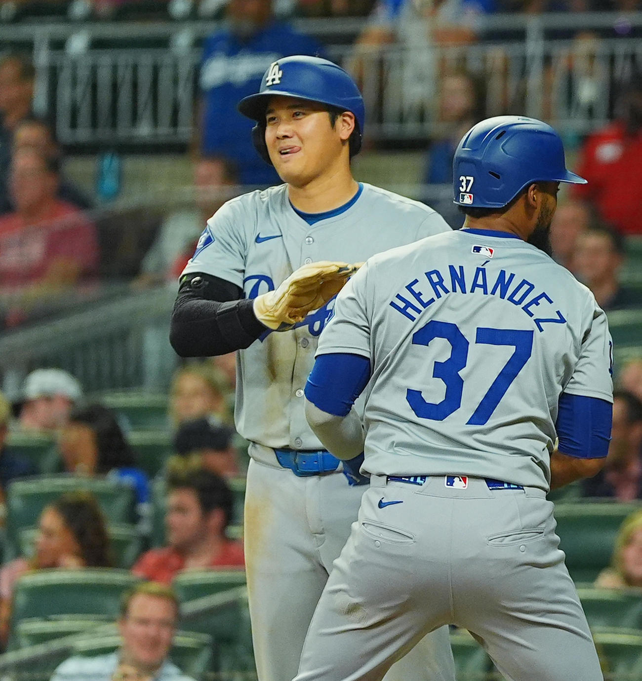マーリンズ対ドジャース　7回表ドジャース2死一、二塁、フリーマンの3点本塁打で生還した一塁走者T・ヘルナンデス（右）を笑顔で迎える二塁走者大谷（撮影・菅敏）