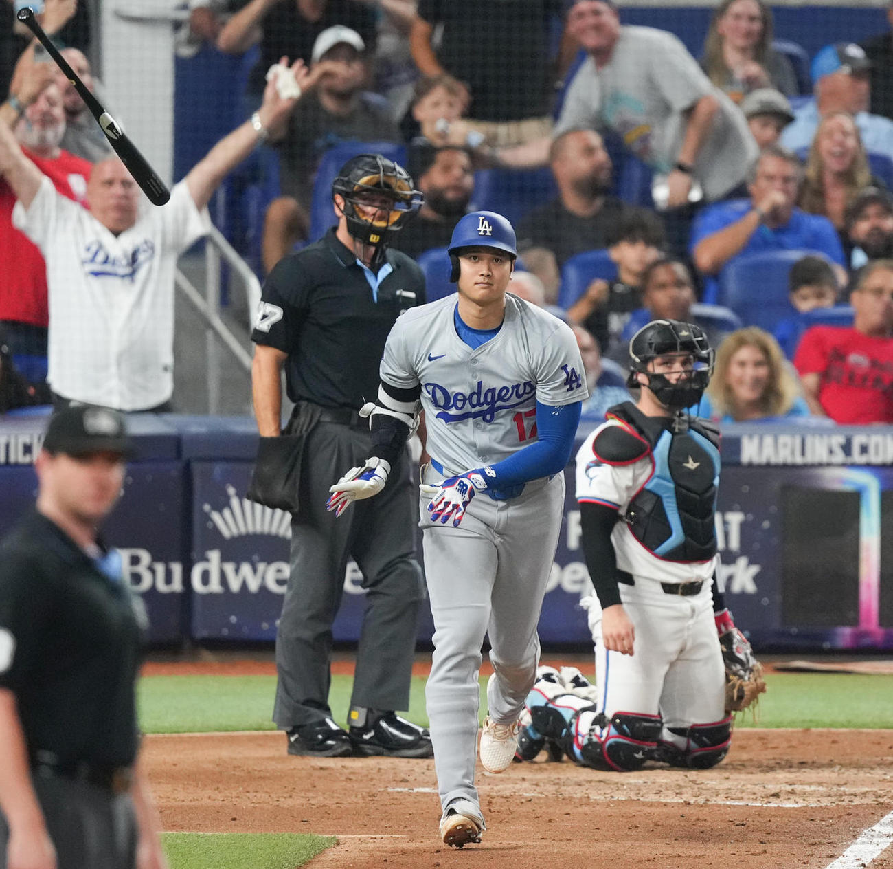 マーリンズ対ドジャース　3回表ドジャース1死一塁、右越えに48号2点本塁打を放つ大谷（撮影・菅敏）