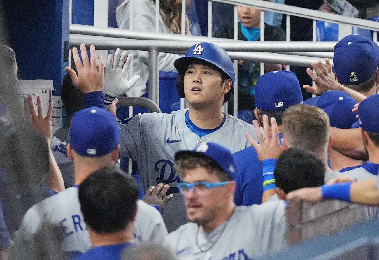 マーリンズ対ドジャース　3回表ドジャース1死一塁、右越えに48号2点本塁打を放ち、ナインに迎えられる大谷（撮影・菅敏）