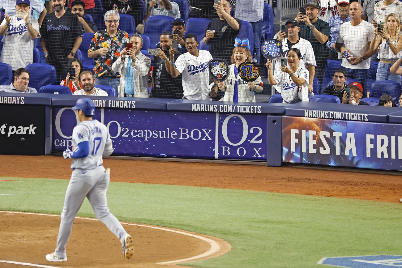 マーリンズ戦の3回、48号2ランを放ったドジャース大谷（手前）に声援を送るファンら（共同）
