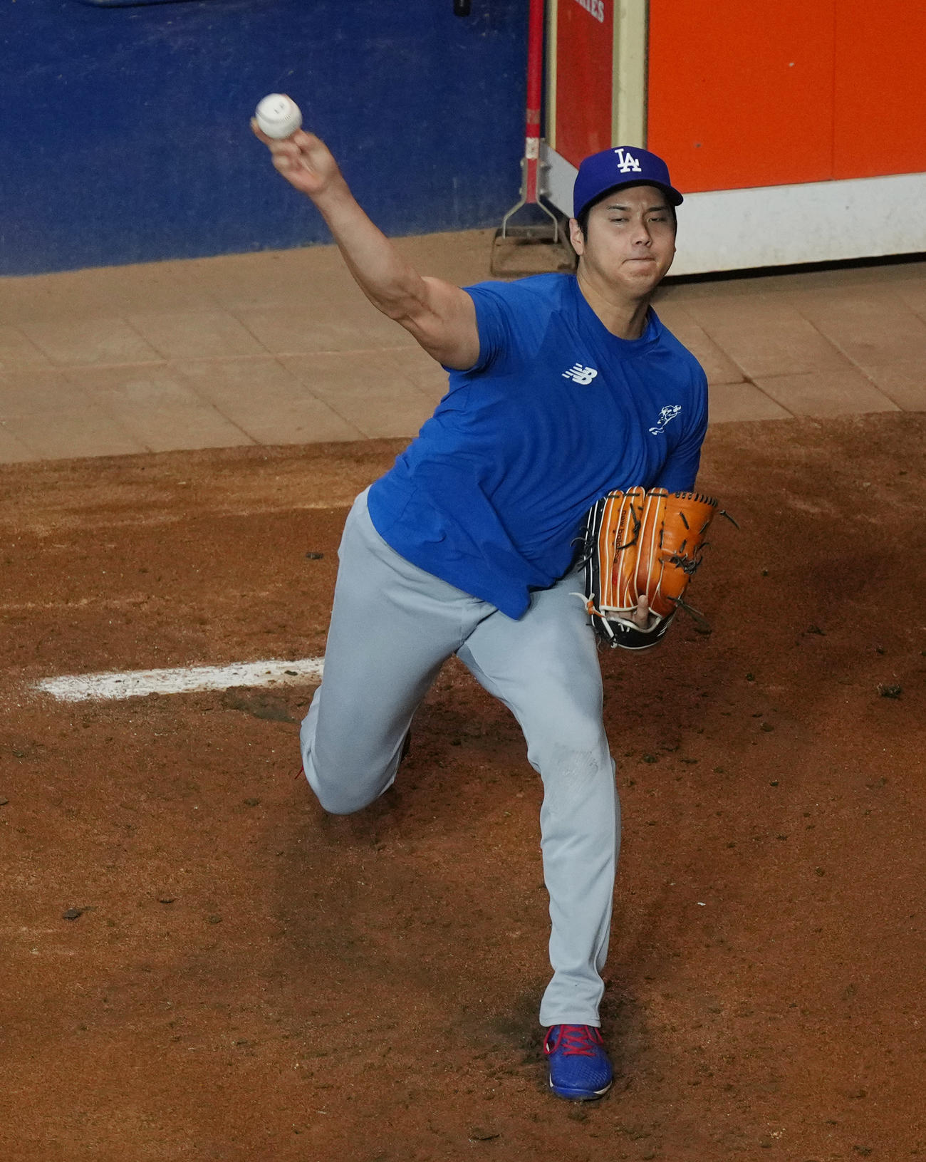 マーリンズ対ドジャース　試合前、ブルペンで投球練習をするドジャース大谷（撮影・菅敏）