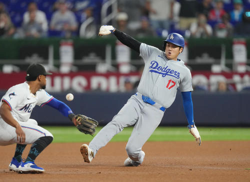 マーリンズ対ドジャース　1回表ドジャース無死一塁、打者ベッツの時、二塁盗塁を決める大谷（右）（撮影・菅敏）